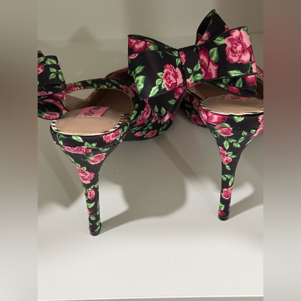 Betsey Johnson black w/ pink roses sling back pointy toe pumps w/ bows (4” heel) - Picture 6 of 11